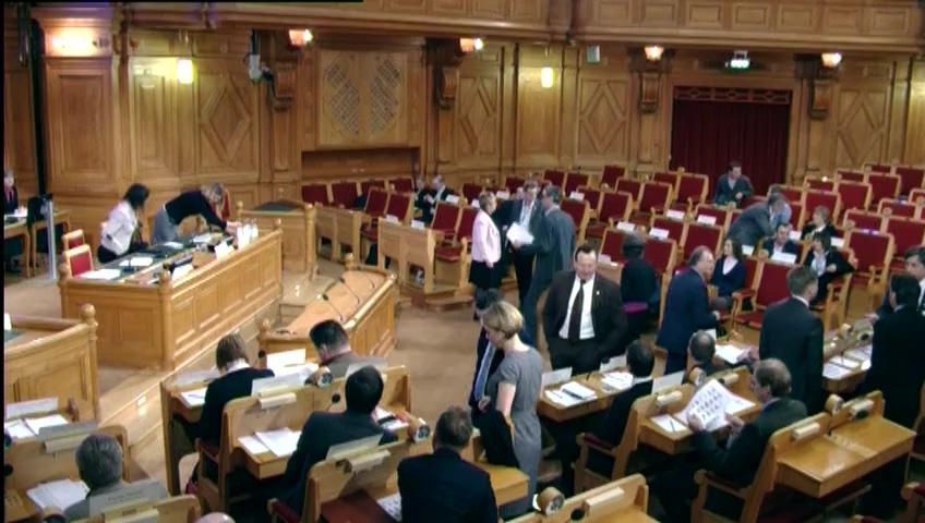 Stillbild från Öppen utfrågning, Bluffakturor