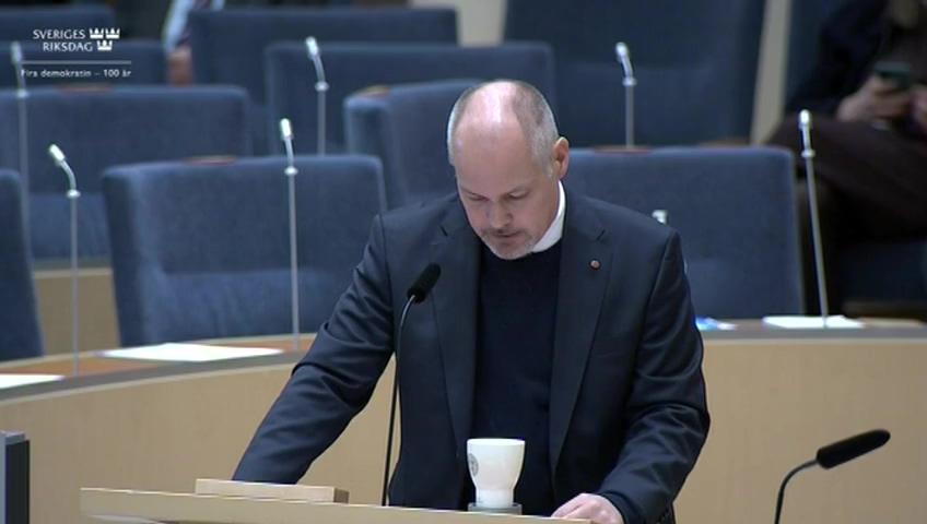 Stillbild från Interpellationsdebatt, Åtgärder för att få extra poliser