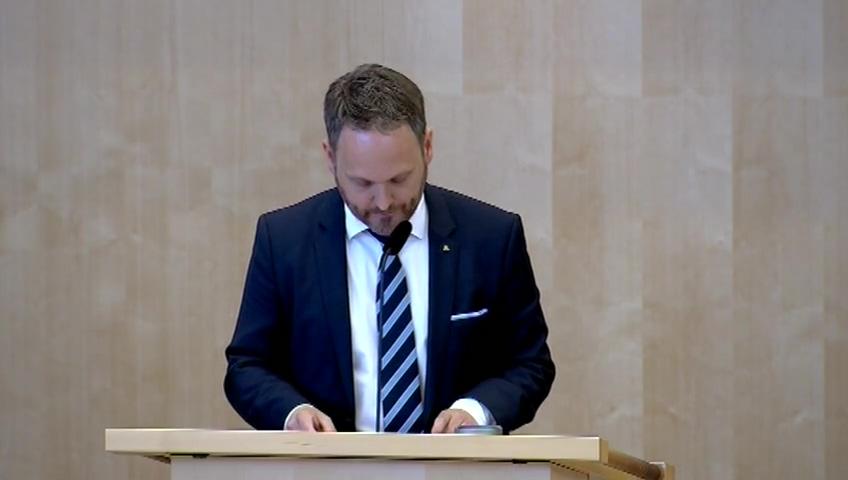 Stillbild från Debatt om förslag, Avskaffad särskild löneskatt för äldre