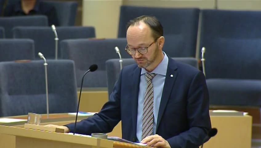Stillbild från Interpellationsdebatt, Den nya dragningen av E22