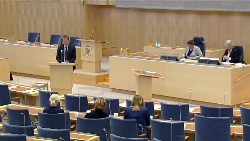 Stillbild från Interpellationsdebatt, Polisens öppettider i sommar