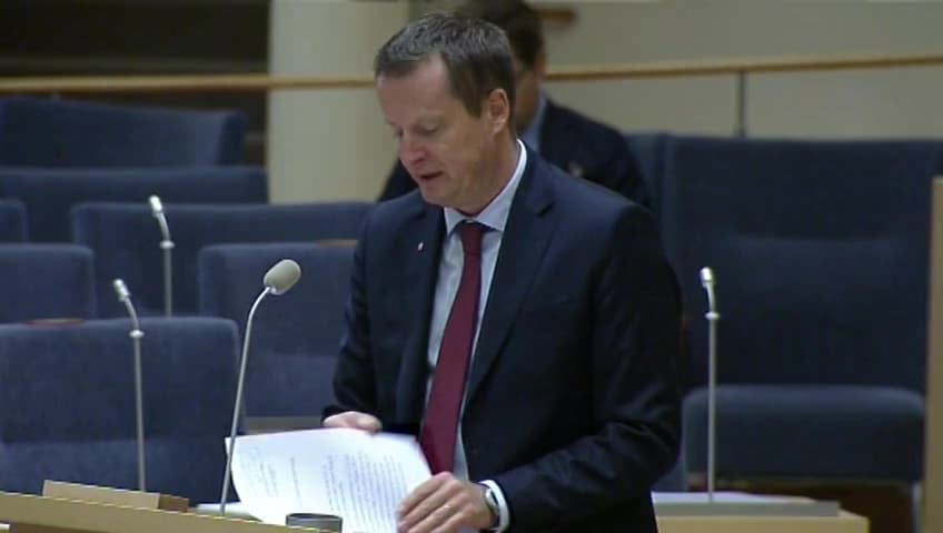 Stillbild från Interpellationsdebatt, Brott mot äldre