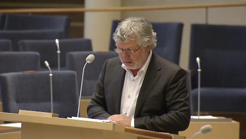 Stillbild från Interpellationsdebatt, Undantagsregler för bygglov vid tillfälliga anläggningsboenden (flyktingboenden)