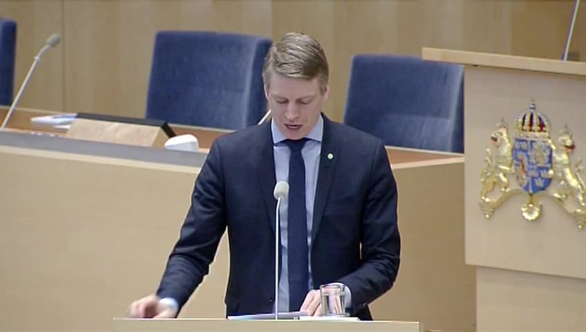 Stillbild från Interpellationsdebatt, Bristande möjligheter att använda kontanter
