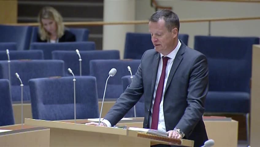 Stillbild från Interpellationsdebatt, Det nya vapendirektivet