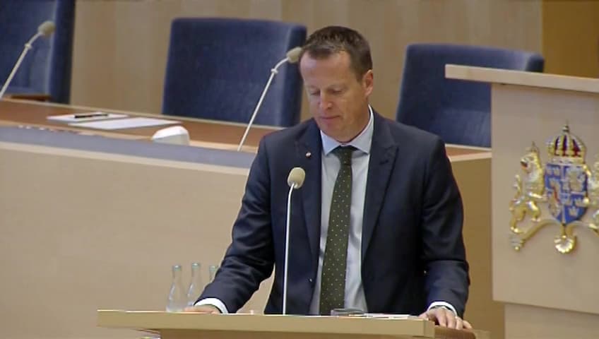 Stillbild från Interpellationsdebatt, Handgranat mot polisbuss