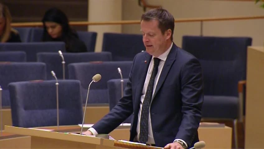 Stillbild från Interpellationsdebatt, Kritik mot långa häktningstider och omfattande restriktioner