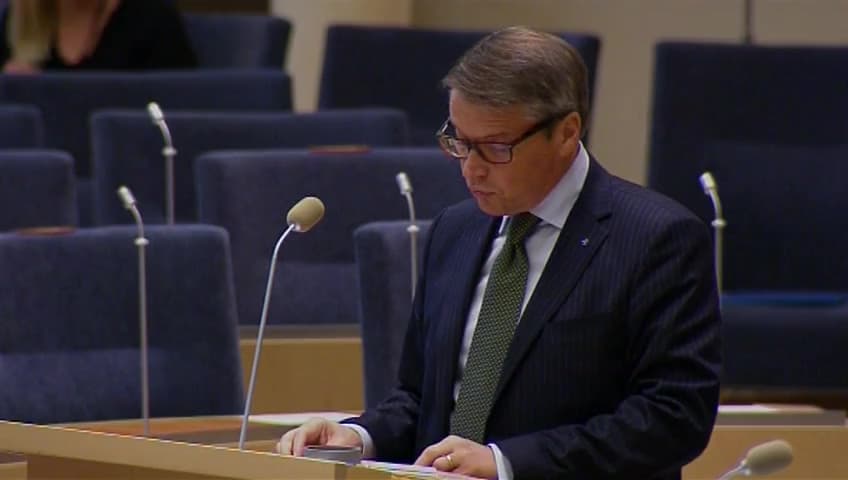 Stillbild från Interpellationsdebatt, Hjärtstartare på allmänna platser