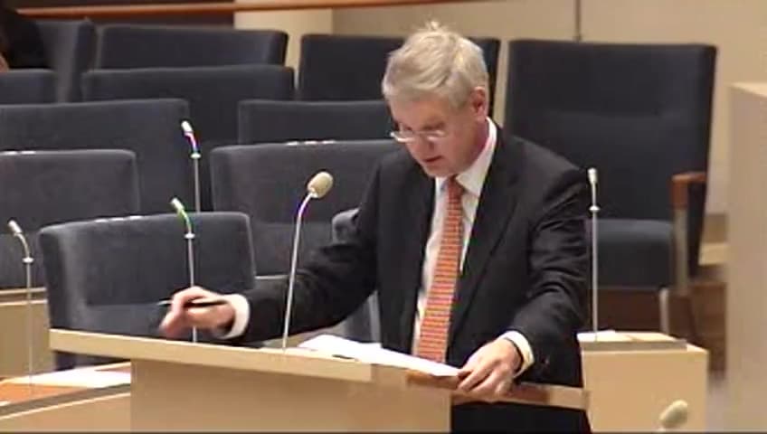 Stillbild från Interpellationsdebatt, Internationellt förbud mot klustervapen