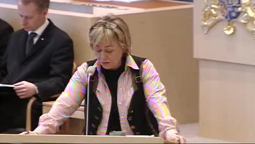 Stillbild från Interpellationsdebatt, Omvänd kommunarrest för kvinnofridskränkare