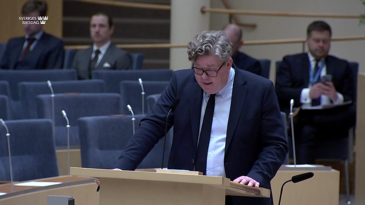 Stillbild från Interpellationsdebatt, En neutral polisuniform 