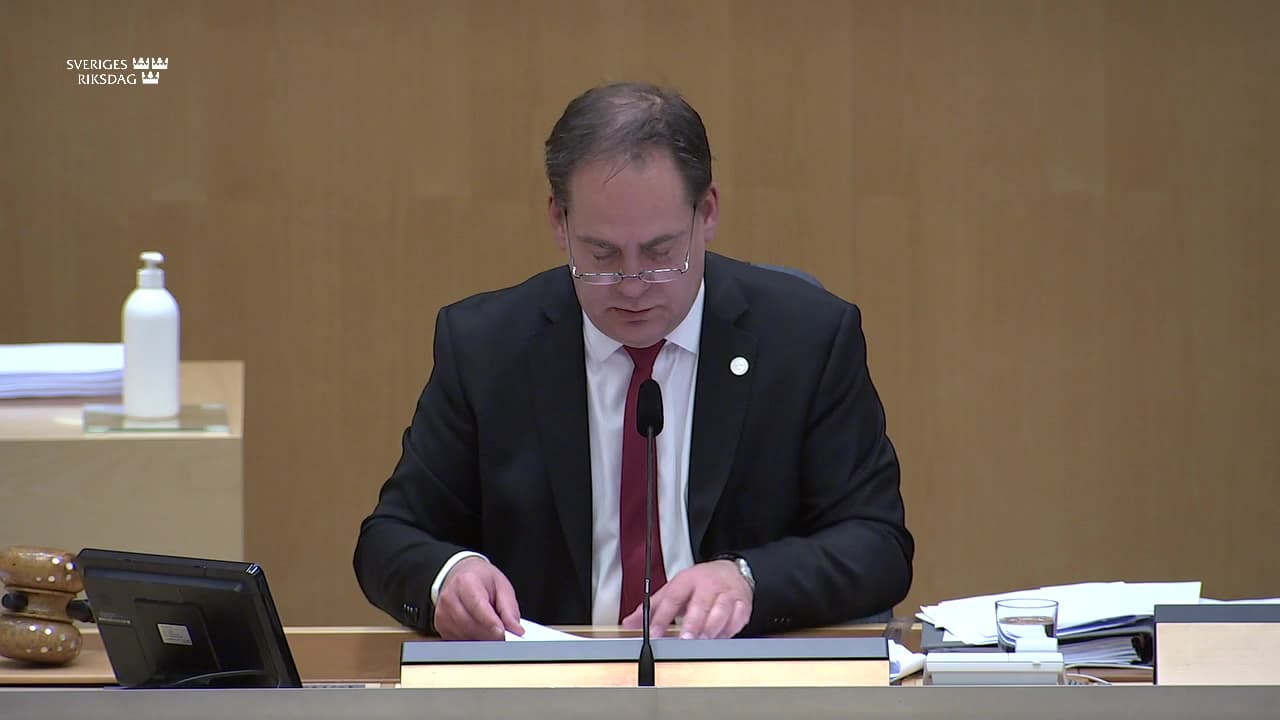 Stillbild från Beslut, Beslut: Ändring i bestämmelser om avgifter för årlig revision