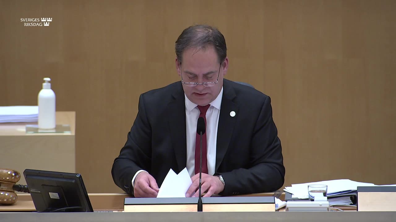 Stillbild från Beslut, Beslut: Trossamfund och begravningsfrågor