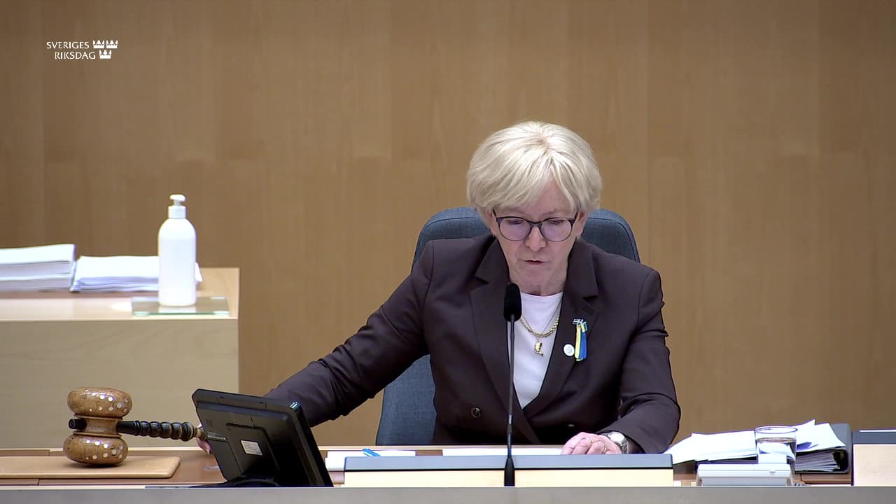 Stillbild från Beslut, Beslut: Integration