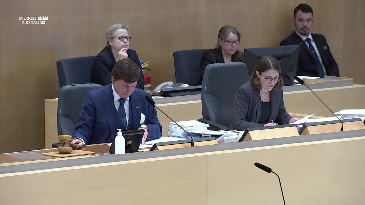 Stillbild från Beslut, Beslut: Vapenfrågor
