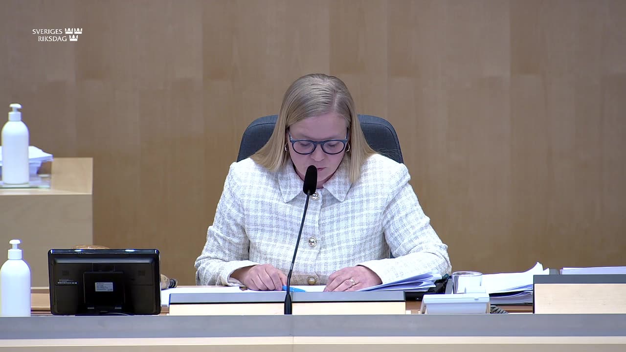 Stillbild från Beslut, Beslut: Frågor om public service och film