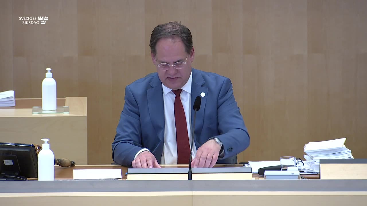 Stillbild från Beslut, Beslut: Innehållsvillkor för public service på internet
