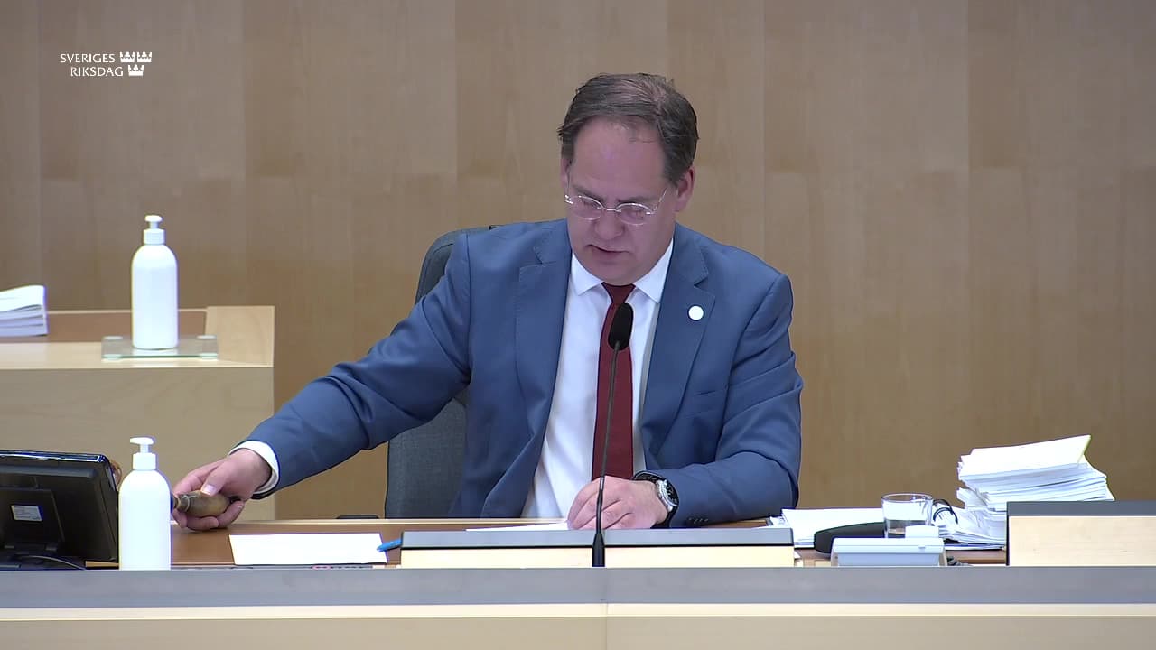 Stillbild från Beslut, Beslut: Valfrågor
