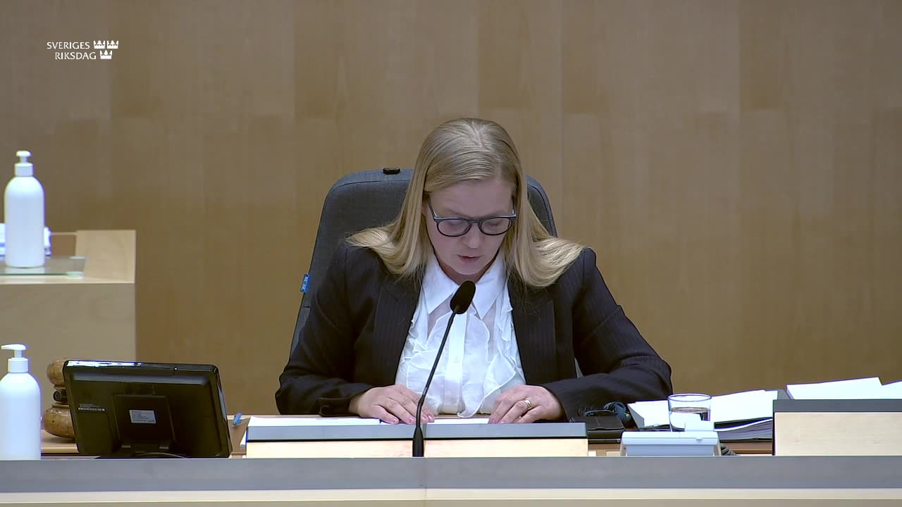 Stillbild från Beslut, Beslut: Spelfrågor