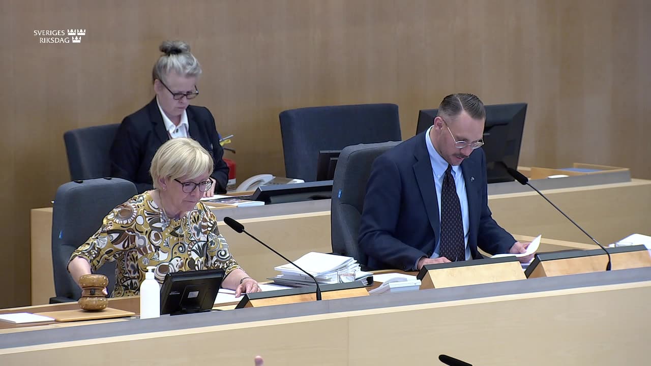 Stillbild från Beslut, Beslut: Riksrevisionens rapport om spårbyte i migrationsprocessen – kontroller och uppföljning