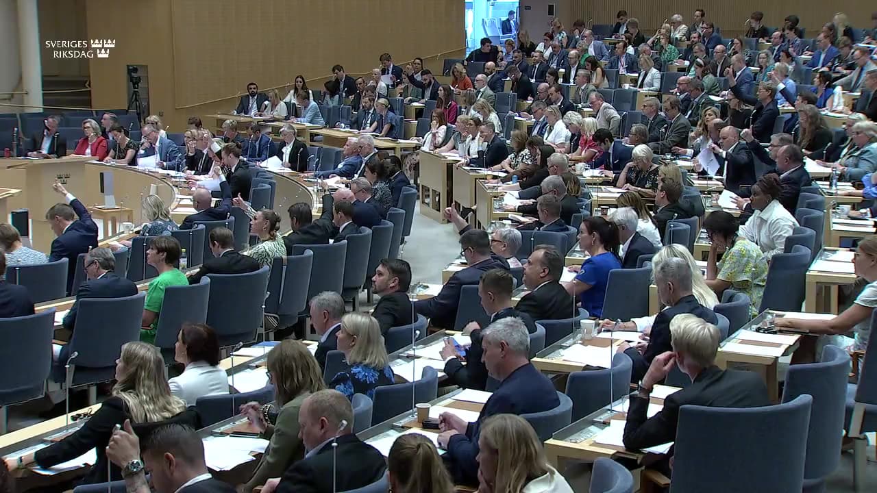 Stillbild från Beslut, Beslut: Skärpt syn på brott mot journalister och vissa andra samhällsnyttiga funktioner