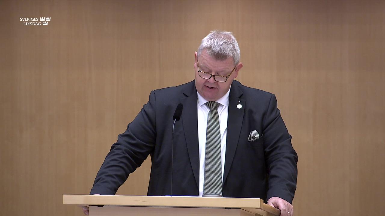 Stillbild från Debatt om förslag, En tillfällig allmän flaggdag för att högtidlighålla 50-årsdagen av konungens trontillträde