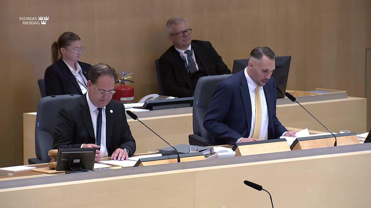 Stillbild från Beslut, Beslut: En tillfällig allmän flaggdag för att högtidlighålla 50-årsdagen av konungens trontillträde
