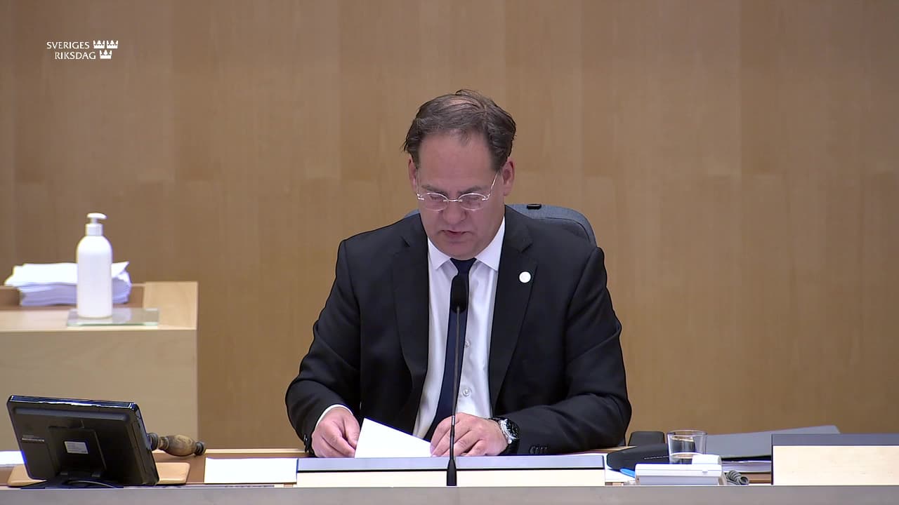 Stillbild från Beslut, Beslut: Utredning om stödet till den politiska beslutsprocessen och ledamotskapet i riksdagen