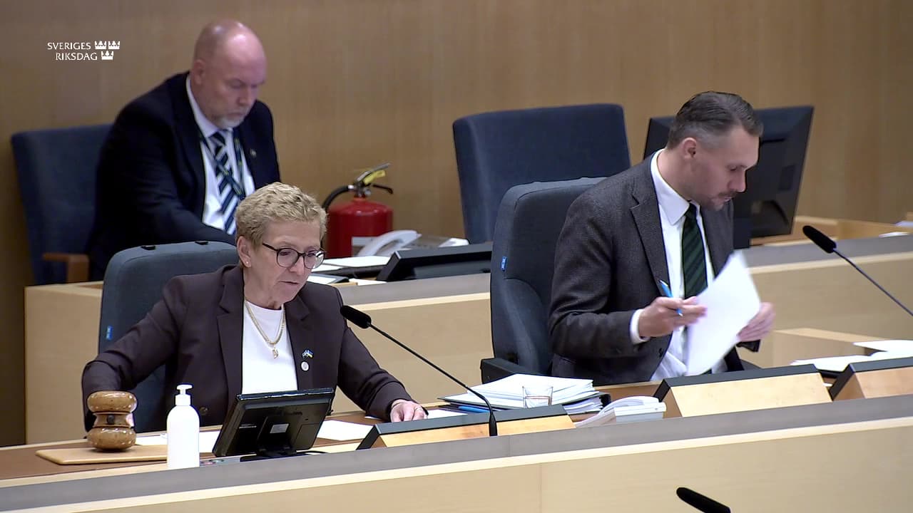 Stillbild från Beslut, Beslut: Ändrade bestämmelser om arbetstid för vattenverksamhet