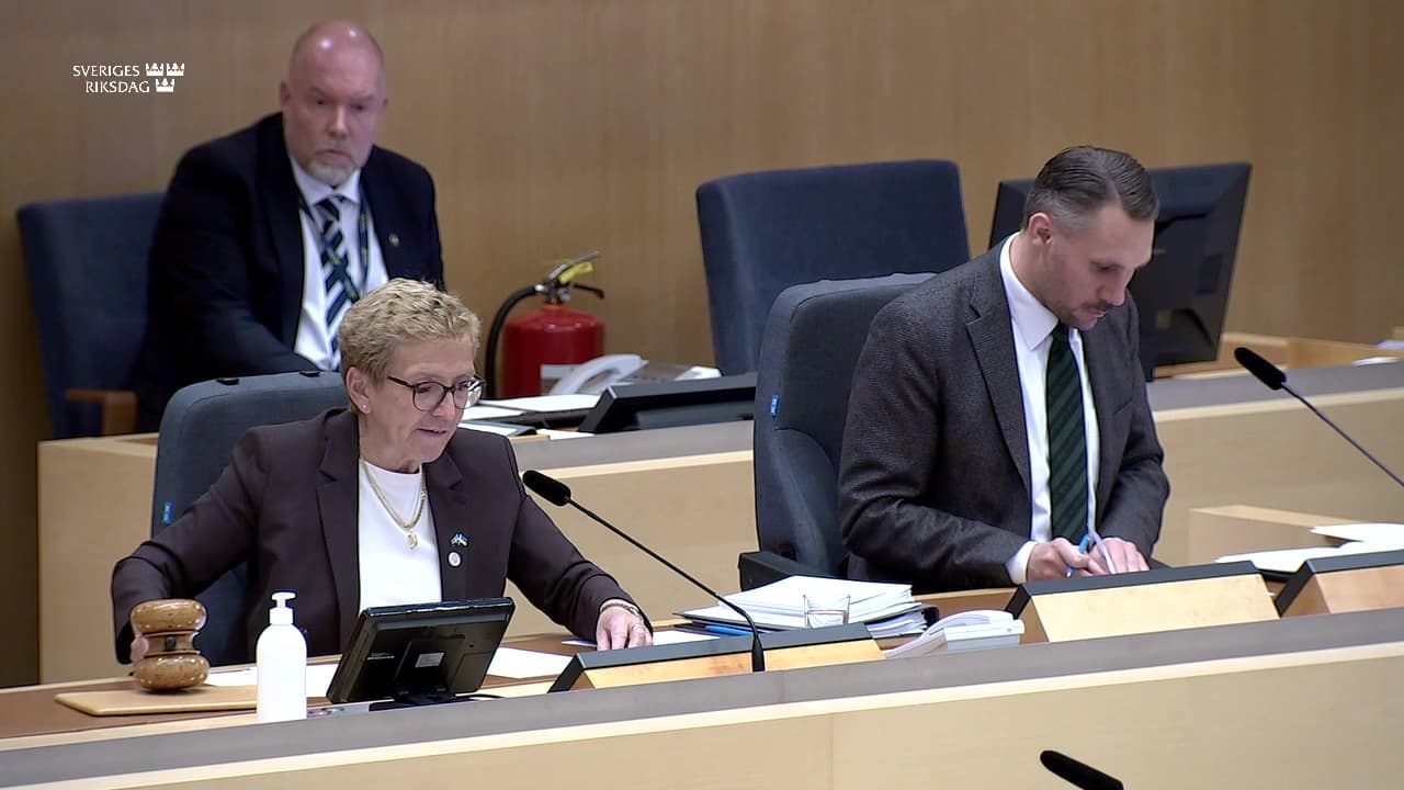 Stillbild från Beslut, Beslut: En gemensam laddningsstandard för viss radioutrustning