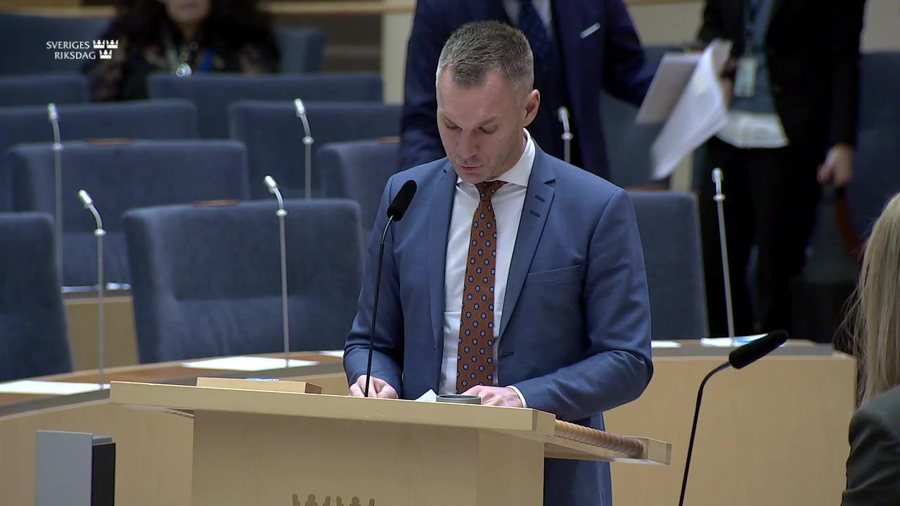 Stillbild från Interpellationsdebatt, Narkotikasök med hund på postterminaler utan skälig misstanke