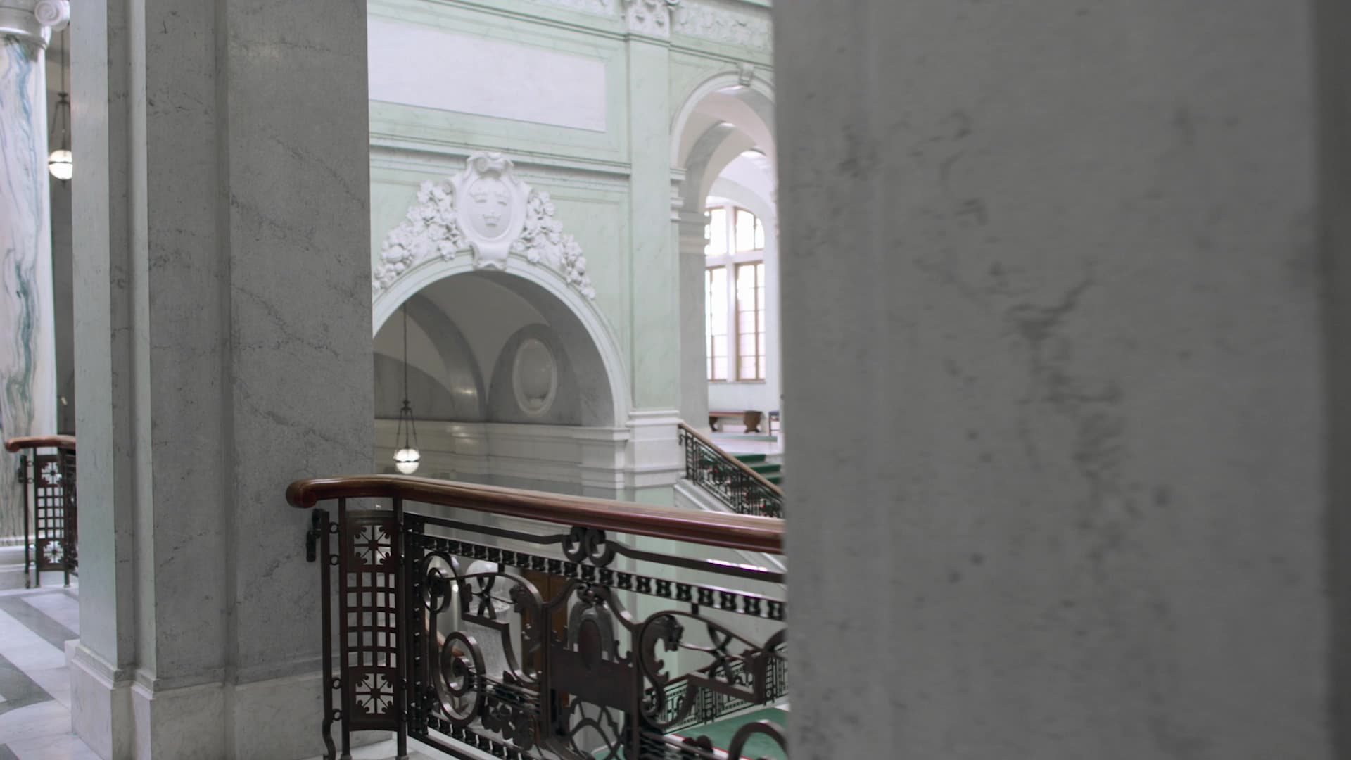 Stillbild från Filmer om riksdagen, Trapphallen, sammanbindningsbanan, andrakammarsalen