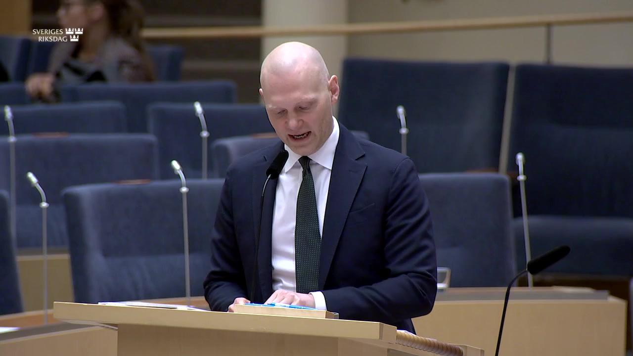Stillbild från Interpellationsdebatt, Förstärkt ojämlikhet på grund av höga kostnader