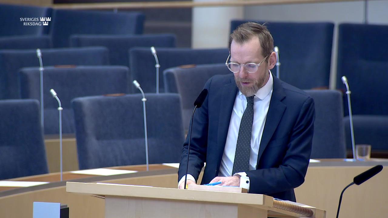 Stillbild från Interpellationsdebatt, Avveckling av moskéer