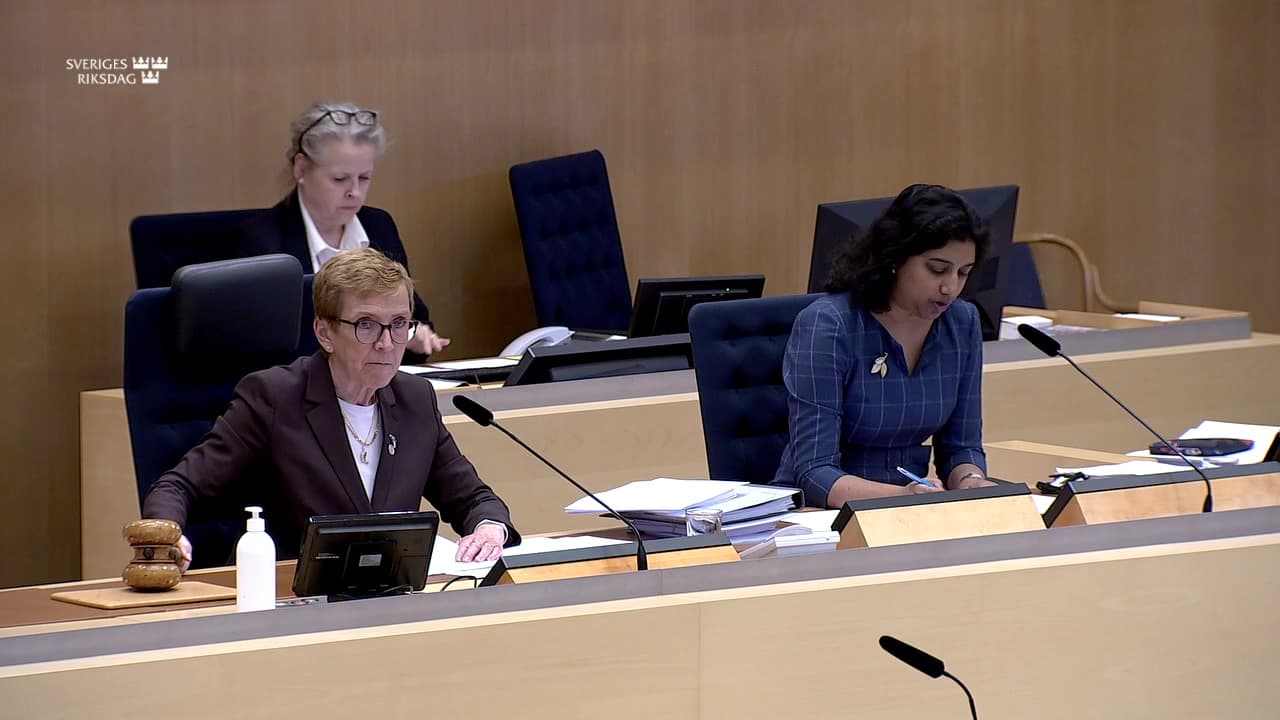 Stillbild från Beslut, Beslut: Public service och film