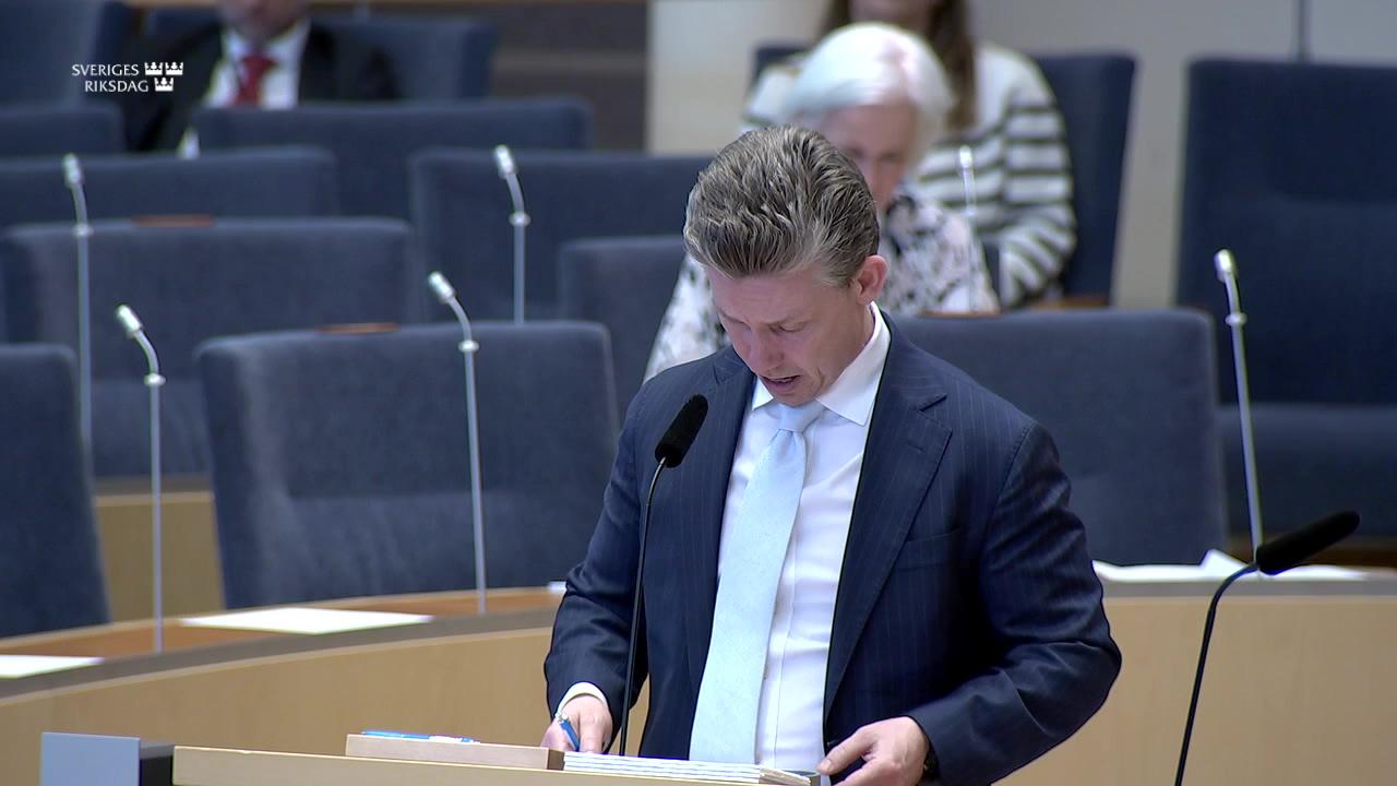 Stillbild från Interpellationsdebatt, Borttagen skrivning i regleringsbrev till Försvarsmakten