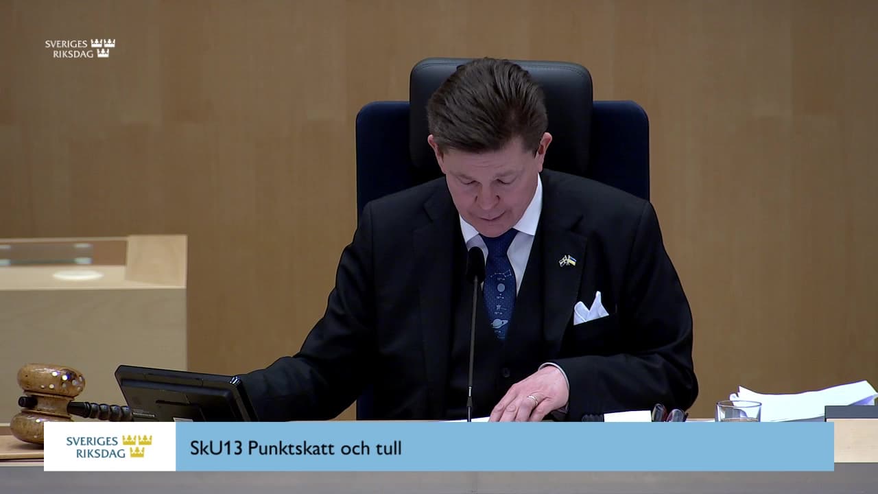 Stillbild från Beslut, Beslut: Punktskatt och tull