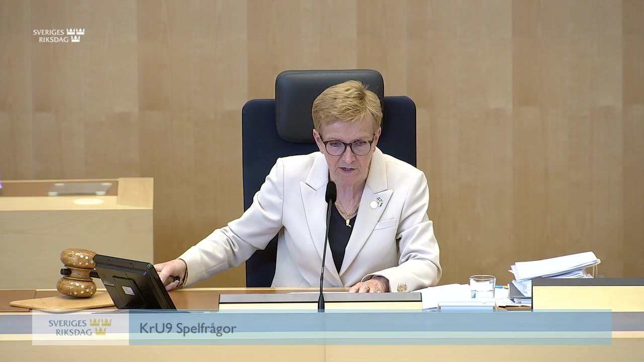 Stillbild från Beslut, Beslut: Spelfrågor
