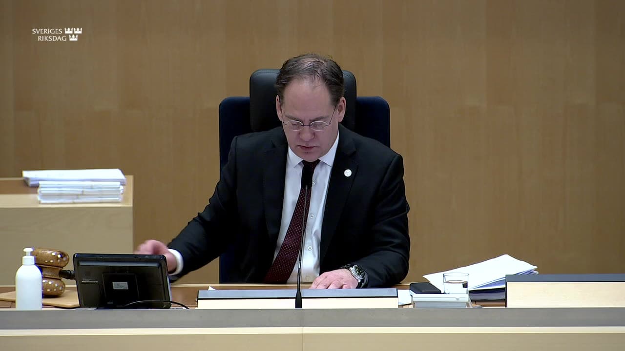 Stillbild från Beslut, Beslut: Folkbildning