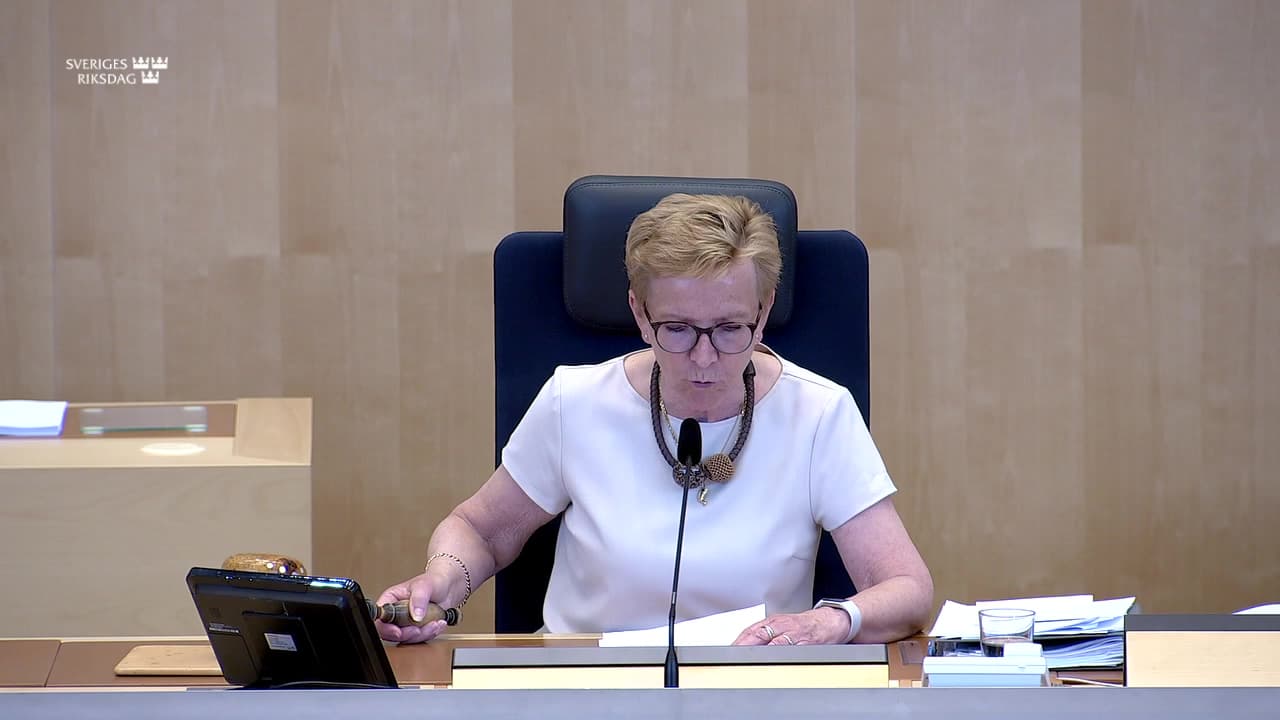 Stillbild från Beslut, Beslut: Internationellt bistånd