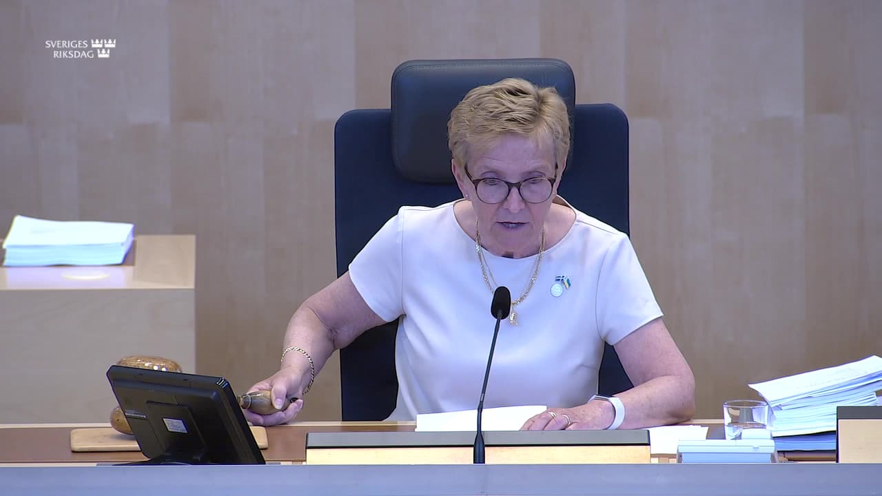 Stillbild från Beslut, Beslut: Valfrågor