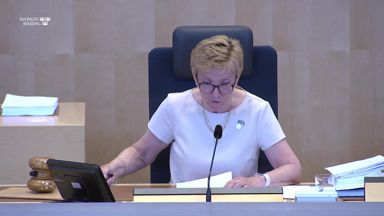 Stillbild från Beslut, Beslut: Integration