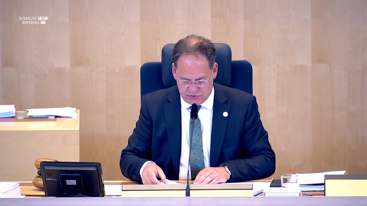 Stillbild från Beslut, Beslut: Kommissionens vitbok om utgående investeringar
