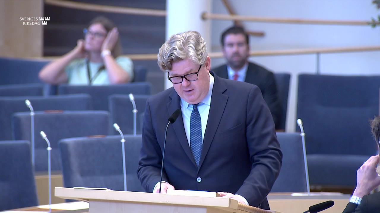 Stillbild från Interpellationsdebatt, Vallöftet om betald polisutbildning