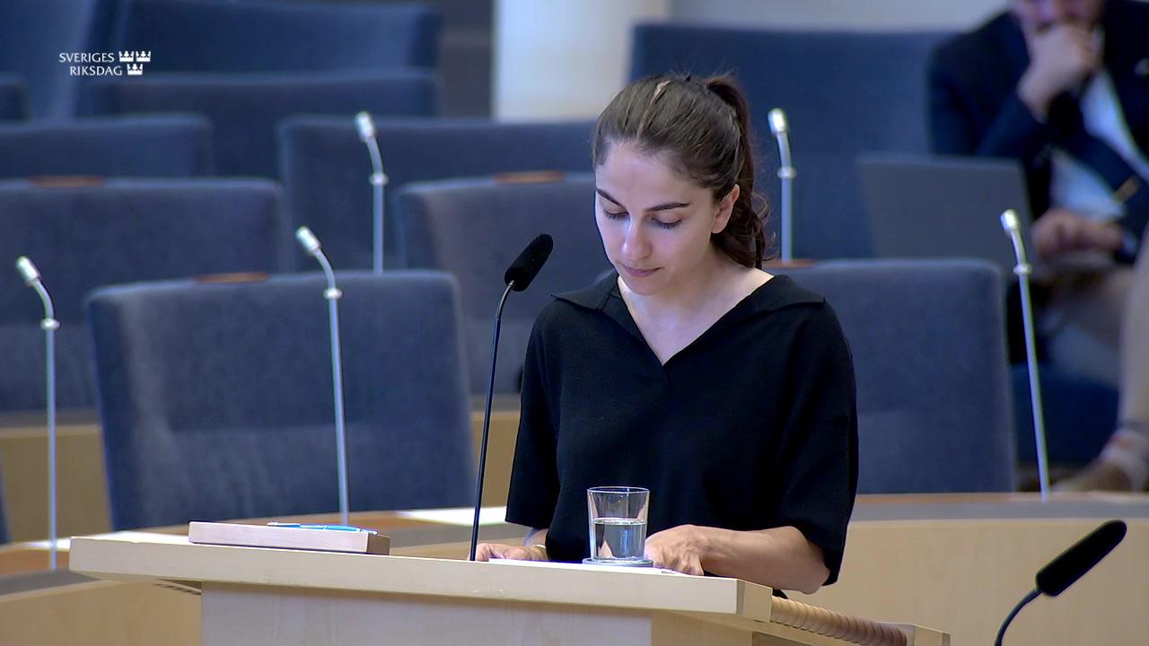 Stillbild från Interpellationsdebatt, Tvångsanslutning till kommunalt avlopp