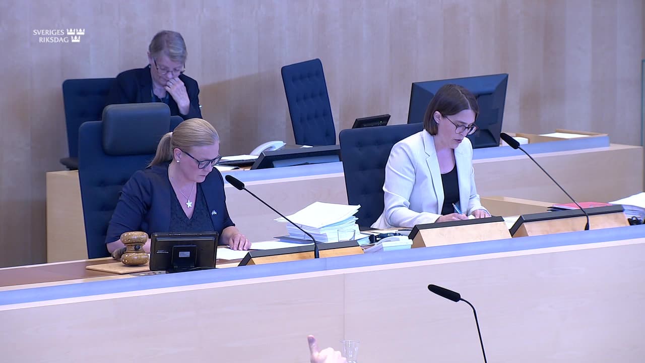 Stillbild från Beslut, Beslut: Sveriges tillträde till vissa Natoavtal