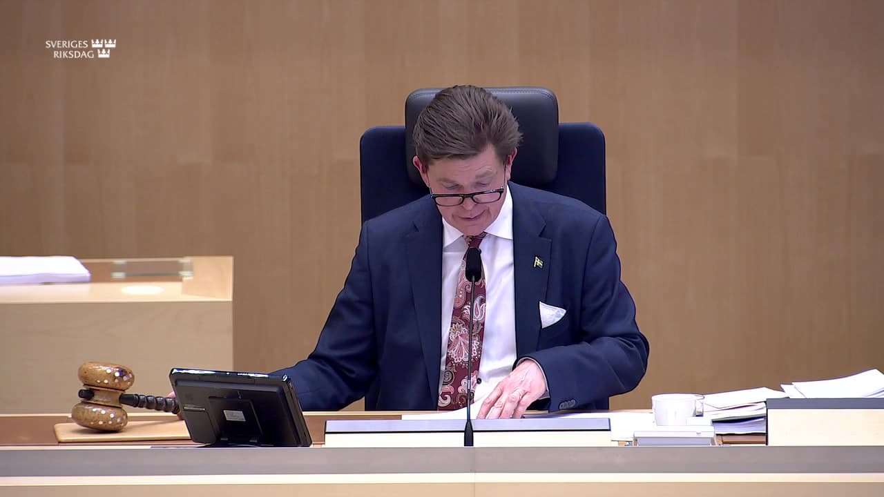 Stillbild från Beslut, Beslut: En arbetslöshetsförsäkring baserad på inkomster