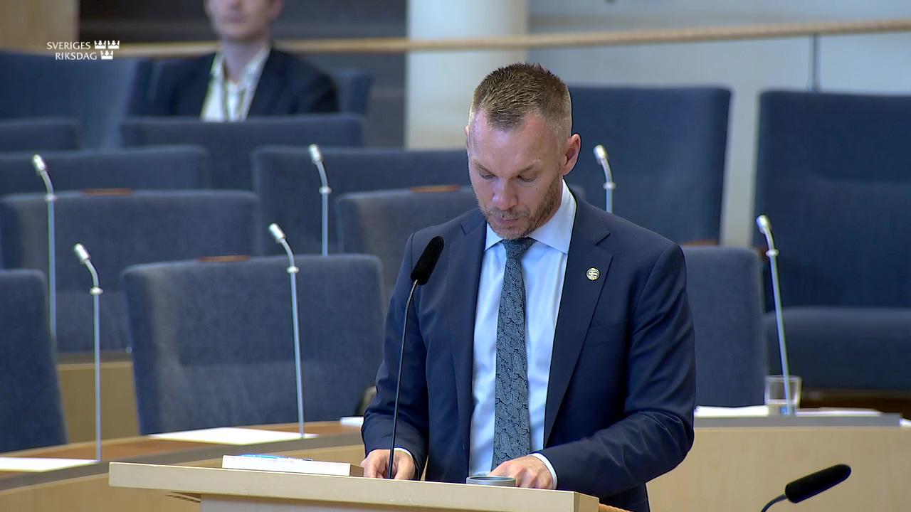 Stillbild från Interpellationsdebatt, Hot mot den lokala demokratin