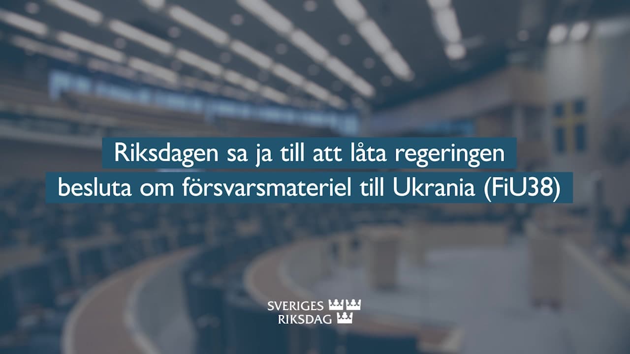 Stillbild från Beslut, Teckenspråkstolkat beslut: Riksdagen sa ja till att låta regeringen besluta om försvarsmateriel till Ukraina