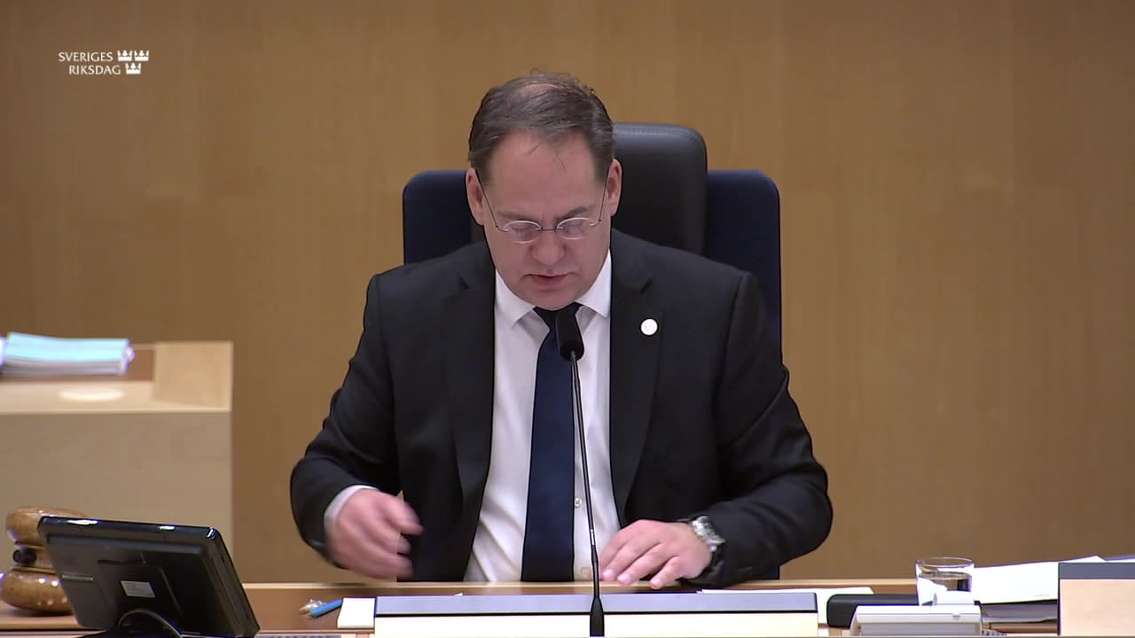 Stillbild från Beslut, Beslut: Europeiska gröna obligationer